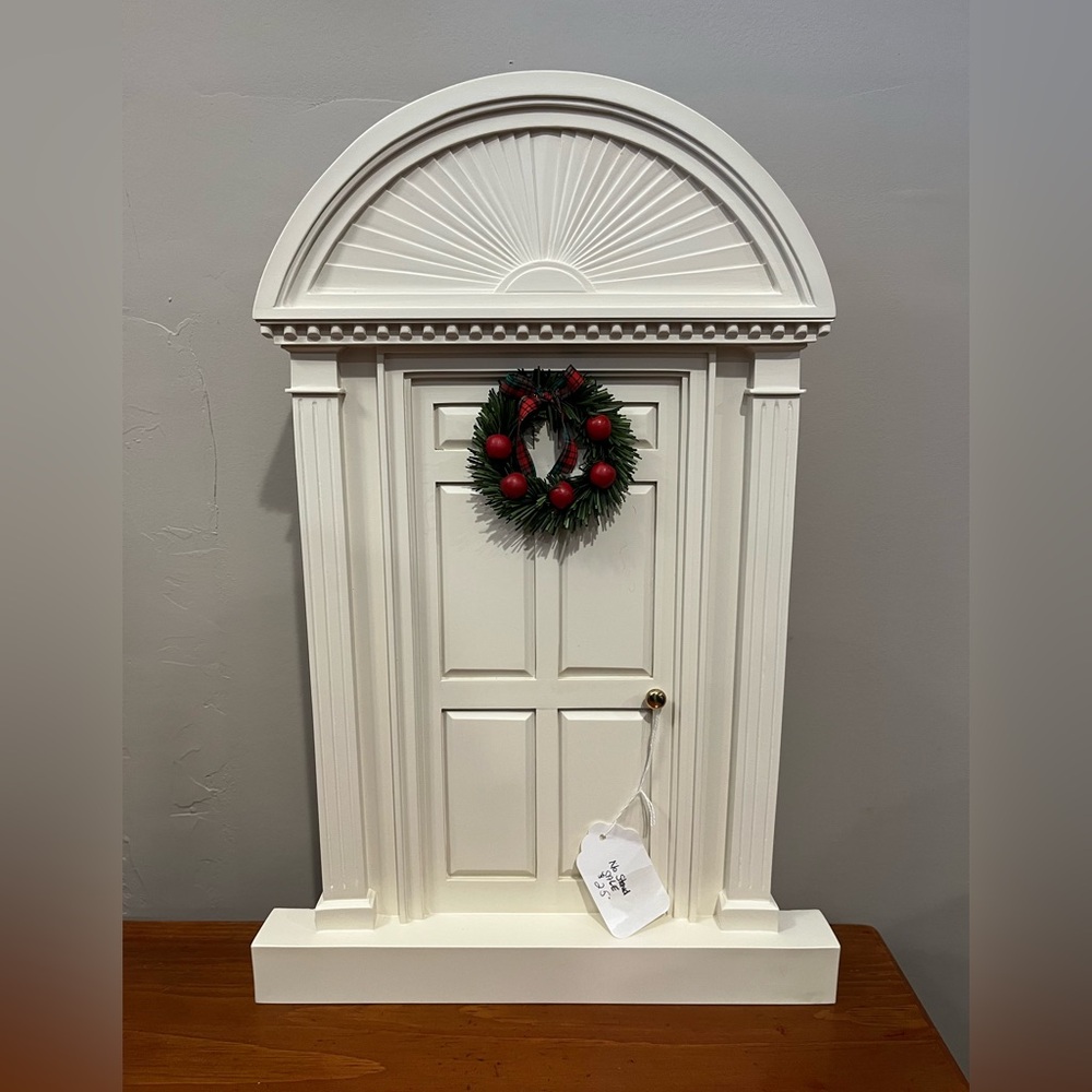 Byers Choice Carolers 1992 door with decorative wreath.  Nice condition.